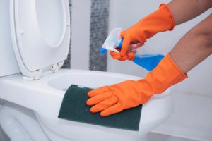 Cara membersihkan dudukan kloset yang benar