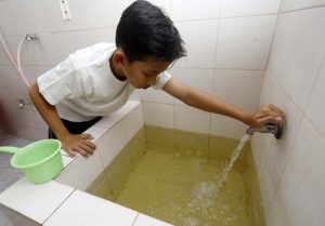 Tinggi ideal bak mandi untuk sebuah kamar mandi