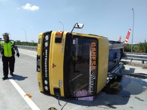 Truk tangki sedot wc terguling di tol sumo