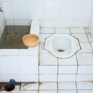 Cara mengatasi air wc jongkok susah turun
