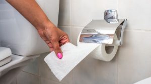 Cara menggunakan tisu toilet yang baik dan benar