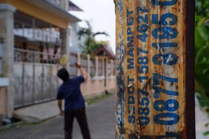 Kesal dengan iklan sedot wc warga brebes lukis ratusan tiang listrik dengan cat warna