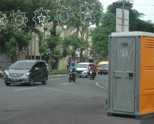 Toilet umum di tengah keramaian kota surabaya