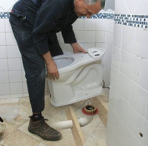 Cara menyetel kloset duduk