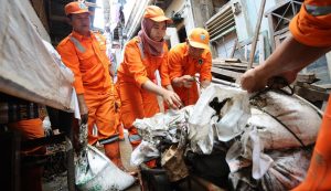 Tugas berat pasukan oranye membersihkan saluran air