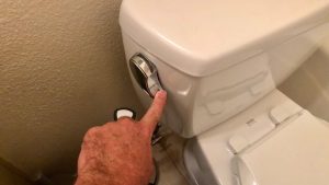 Cara memperbaiki tuas siram kloset duduk