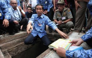 Jokowi pejabat yang rela masuk gorong - gorong