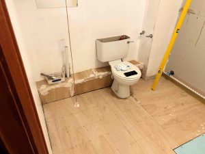 Mendesain kamar mandi berukuran kecil