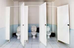 Pintu toilet umum tidak tertutup sampai bawah