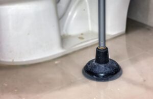 Tempat menyimpan penyedot toilet