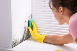 Cara mengatasi kamar mandi lembab meski tidak ada ventilasi