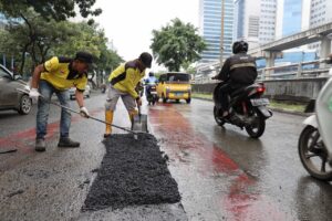 Faktor penyebab kerusakan jalan yang mengganggu pengemudi