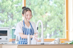 Cara membersihkan peralatan makanan dan minuman yang benar