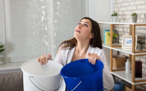 Cara mengatasi atap rumah bocor dengan langkah efektif